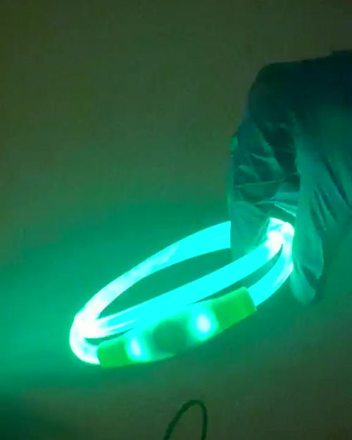 Collar LED Vlumo Glow encendido en la oscuridad, luz verde visible